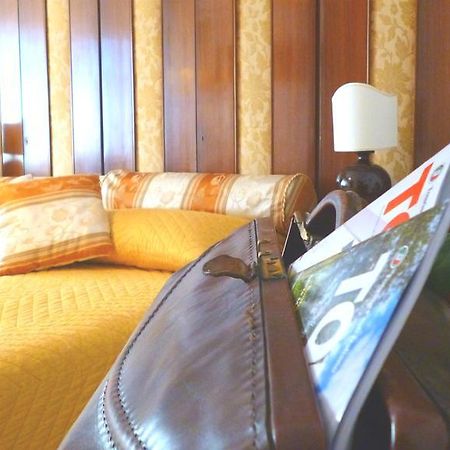 Romulus Rex Hotel Eksteriør billede