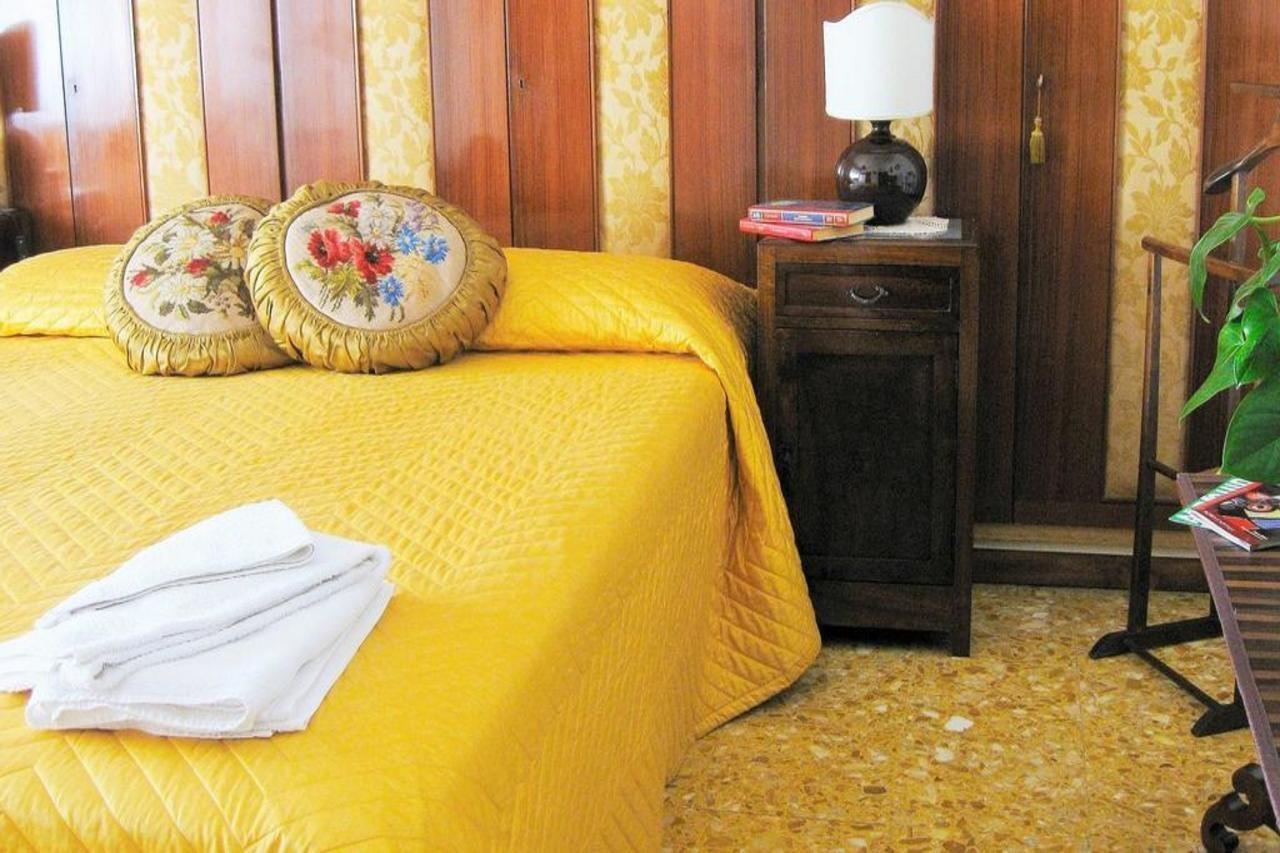 Romulus Rex Hotel Eksteriør billede