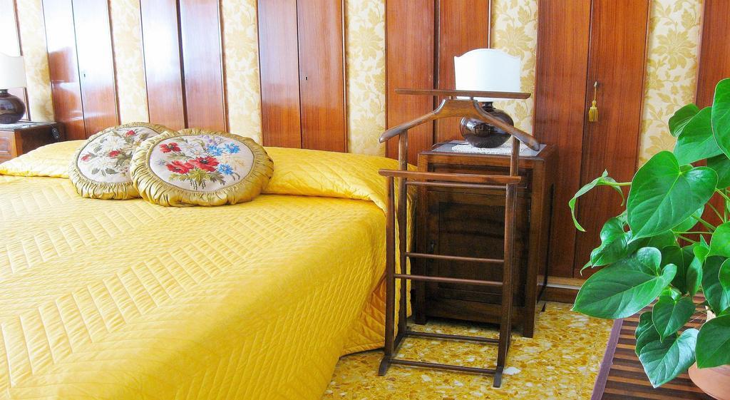 Romulus Rex Hotel Eksteriør billede