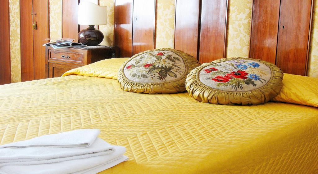 Romulus Rex Hotel Eksteriør billede