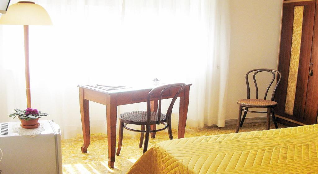 Romulus Rex Hotel Eksteriør billede